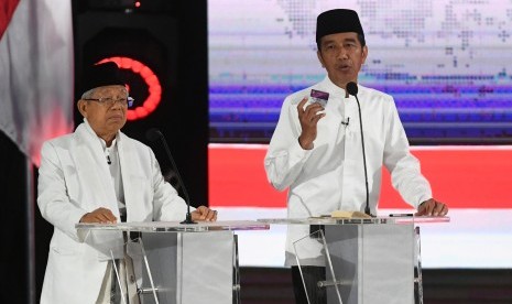 Pasangan capres-cawapres nomor urut 01 Joko Widodo (kiri) dan Ma'ruf Amin mengikuti debat kelima Pilpres 2019 di Hotel Sultan, Jakarta, Sabtu (13/4/2019).