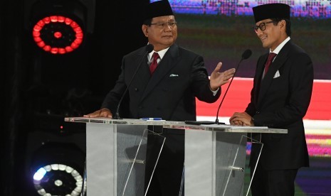 Pasangan nomor urut 02 Prabowo Subianto dan Sandiaga Uno mengikuti debat kelima Pilpres 2019 di Hotel Sultan, Jakarta, Sabtu (13/4/2019).