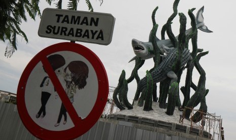 Pekerja menyelesaikan pembangunan patung Suro dan Boyo di Taman Surabaya, Surabaya, Jawa Timur, Sabtu (13/4). Pemerintah Kota (Pemkot) Surabaya bakal membuka kembali taman-taman yang sebelumnya ditutup dalam upaya mencegah penularan Covid-19.