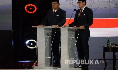 Pasangan nomor urut 02, Prabowo Subianto dan Sandiaga Uno, mengikuti debat kelima Pilpres 2019 di Hotel Sultan, Jakarta, Sabtu (13/4).