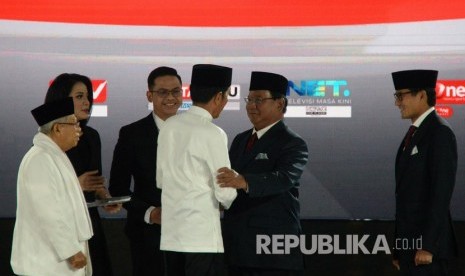  Pasangan capres nomor urut 01 Joko Widodo berjabat tangan dengan capres nomor urut 02 Prabowo Subianto sebelmum mengikuti debat kelima Pilpres 2019 di Hotel Sultan, Jakarta, Sabtu (13/4/2019). 