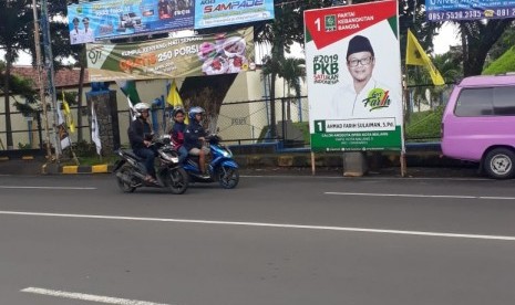 Sejumlah Alat Peraga Kampanye (APK) masih berdiri tegak di Jalan Dinoyo, Malang, Ahad (14/4). 