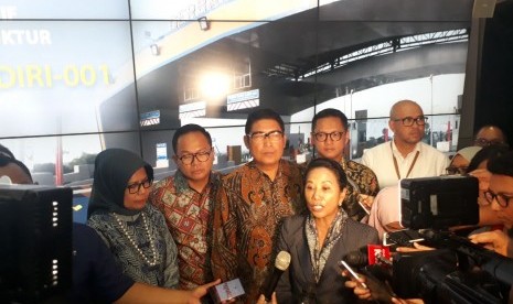 Menteri Badan Usaha Milik Negara (BUMN) Rini Soemarno menghadiri peluncuran Kontak Investasi Kolektif Dana Investasi Infrastruktur atau KIK Dinfra yang dilakukan PT Jasa Marga (Persero) Tbk bekerja sama dengan PT Mandiri Manajemen Investasi di Bursa Efek Indonesia, Jakarta, Senin (15/4). 