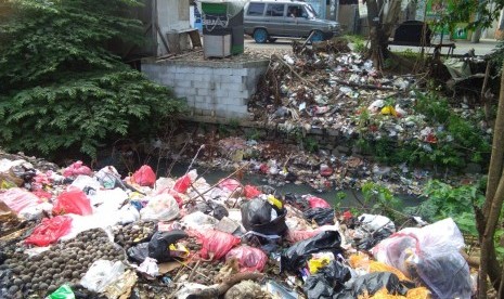 Tumpukan sampah di pinggir sungai kalibaru,  Tambun Selatan, Kabupaten Bekasi