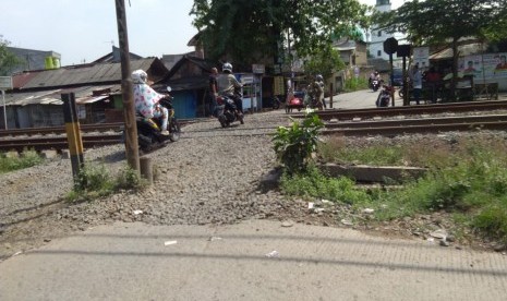 Perlintasan Kereta Api tanpa palang pintu, Tambun Selatan, Kabupaten Bekasi. 