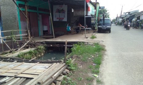 Ilustrasi bangunan liar di atas sungai di Kabupaten Bekasi.