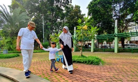 Cawapres nomor urut 01, KH Ma'ruf Amin dan istrinya, Nyai Wury Estu Handayani mengisi masa tenang kampanye Pilpres 2019 dengan bermain bersama cucunya di Taman Kodok, Menteng, Jakarta Pusat, Senin (15/4). 