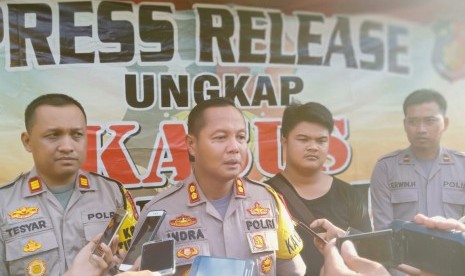 Kapolres Pandeglang AKBP Indra Lutrianto Amstono, saat dikonfirmasi tetang penangkapan pembuang mayat dalam karung, di Polres Pandelang, Minggu (14/4). 