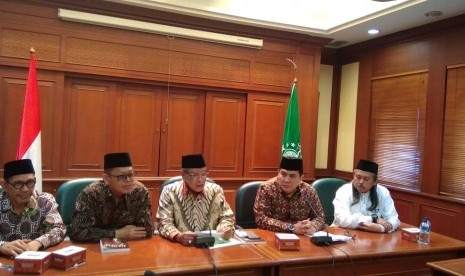 Ketua Umum PBNU, KH Said Aqil Siroj dan Sekjen PBNU, Helmy Faishal Zaini serta jajaran pengurus PBNU saat menyampaikan Taushiyah Kebangsaan NU Menyambut Pemilu 2019 di Gedung PBNU, Senin (15/4). Fuji E Permana