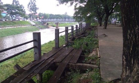 Fasilitas di Banjir Kanal Timur,  Jakarta Timur.