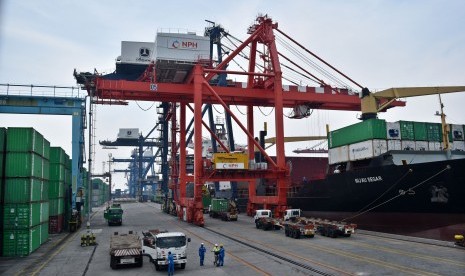 Aktivitas bongkar muat peti kemas di Pelabuhan Tanjung Priok, Jakarta, Senin (15/4/2019). 