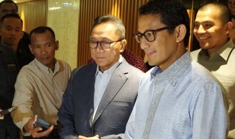 Calon wakil presiden (cawapres) nomor urut 02 Sandiaga Salahuddin Uno usai menemui Ketua MPR Zulkifli Hasan di Kompleks Parlemen Senayan, Jakarta, Selasa (16/4). 