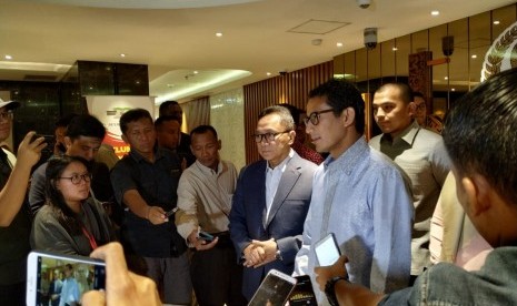 Calon wakil presiden (cawapres) nomor urut 02 Sandiaga Salahuddin Uno usai menemui Ketua MPR Zulkifli Hasan di Kompleks Parlemen Senayan, Jakarta, Selasa (16/4). 