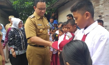 Gubernur DKI Jakarta Anies Rasyid Baswedan tiba di Pulau Sebira, Kepulauan Seribu, Selasa (16/4).