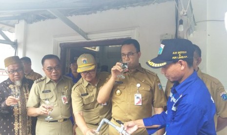 Gubernur DKI Jakarta Anies Rasyid Baswedan tiba di Pulau Sebira, Kepulauan Seribu, Selasa (16/4). 