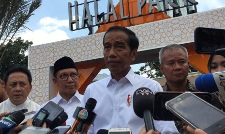 Presiden RI Joko Widodo saat ditemui seusai peresmian miniatur Halal Park di Gelora Bung Karno Senayan, Jakarta Selatan, Selasa (16/4).