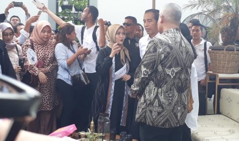 Founder komunitas halal fesyen, Hijup, Diajeng Lestari saat menjelaskan konsep Halal Park pada Presiden Indonesia, Joko Widodo, di Gelora Bung Karno, Jakarta Pusat, Senin (16/4). 