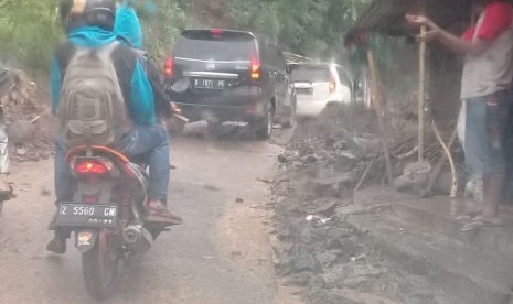 Penanganan longsor yang menutup jalan Talegong Rancabuaya-Pangalengan, Kampung Ciawitali, Desa Girimukti, Kecamatan Cisewu, Kabupaten Garut, Selasa (16/4). 