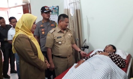 Bupati Indramayu, Supendi, saat menjenguk korban perkosaan yang kini dirawat di RSUD Indramayu, Selasa (16/4). Polres Indramayu telah mengamankan dua pelaku perkosaan tersebut.