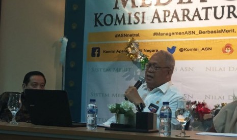 Komisioner KASN Bidang Pengaduan Made Suwandi memberikan keterangan terkait pelanggaran ASN di Kantor Komisi ASN, Jakarta Selatan, Selasa (16/4). 