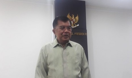 Wakil Presiden Jusuf Kalla saat diwawancarai di Kantor Wakil Presiden, Jakarta, Selasa (16/4).