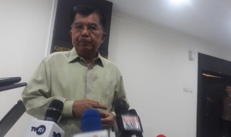 Wakil Presiden Jusuf Kalla saat diwawancarai di Kantor Wakil Presiden, Jakarta, Selasa (16/4).