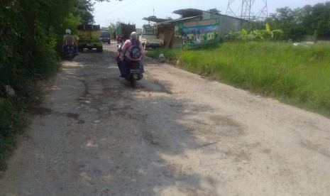 Kondisi jalan raya di Jalan Cikarang Bekasi Laut (CBL), Desa Sumberjaya, Kabupaten Bekasi, rusak parah (ilustrasi).