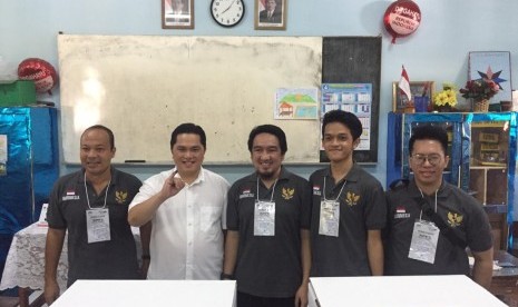 Ketua TKN Erick Thohir melakukan pencoblosan dalam Pemilu 2019 di TPS 17, Gudang Peluru, Tebet, Jakarta Selatan, Rabu (17/4/2019).  