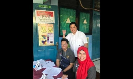 Ketua TKN Erick Thohir melakukan pencoblosan dalam Pemilu 2019 di TPS 17, Gudang Peluru, Tebet, Jakarta Selatan, Rabu (17/4/2019).  