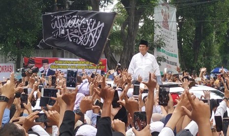 Calon presiden (capres) nomor urut 02 Prabowo Subianto disambut pendukungnya saat tiba di kediamannya Jalan Kertanegara, Kebayoran Baru, Jakarta, Jumat (19/4).