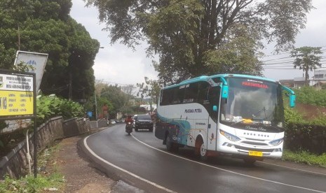 Kawasan jalur wisata Lembang, Kabupaten Bandung Barat mulai dipadati kendaraan pelancong yang hendak berwisata ke objek wisata, Jumat (19/4).