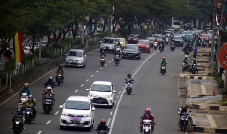 Sejumlah pengendara kendaraan bermotor melintas di jalan Margonda Raya, Depok, Jawa Barat, Jumat (19/04/2019). 