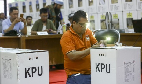 Petugas Panitia Pemilihan Kecamatan (PPK) membuka kotak suara yang berisi surat suara Pemilu Serentak 2019 untuk dilakukan rekapitulasi surat suara di tingkat Kecamatan di GOR Mangga Dua Selatan, Sawah Besar, Jakarta Pusat, Jumat (19/4/2019).