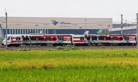 Rangkaian kereta bandara melintas di kawasan Bandara Internasional Soekarno Hatta, Tangerang, Banten, Jumat (19/4/2019). 