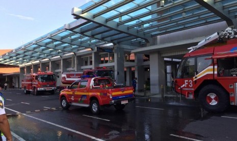 Area terminal domestik Bandara Internasional Ngurah Rai, Bali mengalami kebakaran, Jumat (19/4). Petugas aviation security (avsec) bandara berhasil memadamkan api 30 menit setelah terjadinya insiden tersebut.