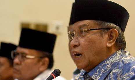 Ketua Umum Pengurus Besar Nahdlatul Ulama (PBNU) yang juga Ketua Lembaga Persahabatan Ormas Islam (LPOI) KH Said Aqil Siroj (kanan) memberi keterangan pers di kantor PBNU, Jakarta Pusat, Jumat (19/4/2019).