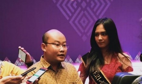 Kepala Divisi Pendayagunaan Baznas, Randi Swandaru usai pertunjukan Batik Tuban karya mustahik di ajang Puteri Kartini 2019 di Perpustakaan Nasional, Sabtu (20/4). 