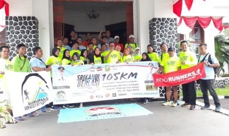 Wali Kota Sukabumi Achmad Fahmi melepas 10 pelari wanita dalam kegiatan Srikandi Berlari 105 kilometer dari Bandung ke Sukabumi di Balai Kota Sukabumi Sabtu (20/4).