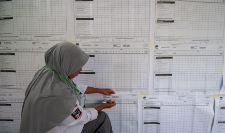 Petugas Panitia Pemilihan Kecamatan (PPK) menyiapkan bahan untuk rekapitulasi suara tingkat kecamatan di Kantor Kecamatan Tatanga, Palu, Sulawesi Tengah, Sabtu (20/4/2019).