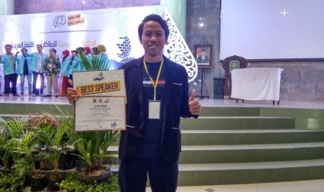 Mahasiswa Program Studi (Prodi) Ilmu Qur'an dan Tafsir Fakultas Agama Islam Universitas Muhammadiyah Surakarta (UMS), Yahya Fathur Rozy, meraih gelar Best Speaker pada kompetisi debat Bahasa Arab, UNISI Arabic Debating Championship (UADC) tingkat Asean yang diselenggarakan oleh Universitas Islam Indonesia (UII) Yogyakarta dan Al-Markazi Yogyakarta pada 13-15 April 2019. 