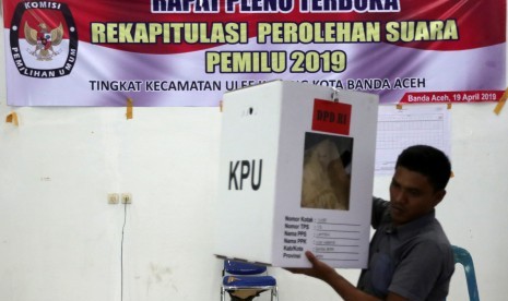 [Ilustrasi] Panitia Pemungutan Suara (PPS) membawa kotak suara untuk dilakukan rekapitulasi pemilihan umum (pemilu) 2019 tingkat kecamatan di Ulee Kareng, Banda Aceh, Aceh, Sabtu (20/4). 