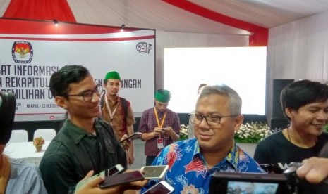 Ketua KPU Arief Budiman memberikan pernyataan kepada wartawan di Pusat Informasi Penghitungan Suara, Menteng, Jakarta Pusat, Sabtu (20/4).