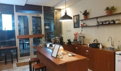 Kedai Kopi Dicari Mama berlokasi di samping pintu masuk stasiun MRT Haji Nawi, Jl Gandaria Utara, Jakarta Selatan, Sabtu (20/4).