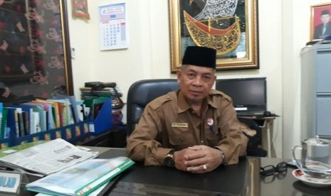 Kepala Sekolah SMP N 1 Padang, Hakim di Kantornya, Senin (22/4).