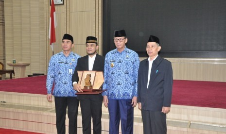 Gubernur Banten Wahidin Halim memberikan 'Kadedudeuh' kepada warga Banten  juara II Musabaqah Tilawatil Qur'an (MTQ) tingkat Internasional 2019,  Qadarasmadi Rasyid dalam cabang Tilawah dan Tartil yang digelar di Kuwait,  Arab Saudi. Senin (22/4)