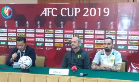 Pelatih Ceres Negros, Risto Vidakovic dan pemain, Manuel Super Herrera saat konferensi pers jelang laga di Hotel Sultan, Jakarta pada Senin (22/4). 