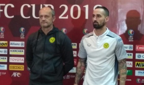 Pelatih Ceres Negros, Risto Vidakovic dan pemain, Manuel Super Herrera saat konferensi pers jelang laga di Hotel Sultan, Jakarta pada Senin (22/4). 