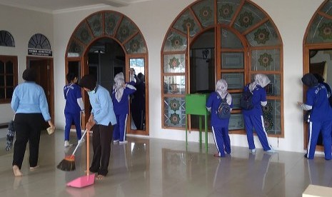 Sejumlah anggota Polwan dan Bhayangkari Polres Semarang membersihkan masjid agung Manarul Mabrur IPHI Kabupaten Semarang, Selasa (23/4). Kegiatan ini dilaksanakan dalam rangka menyambut Hari Kartini dan menyambut bulan suci Ramadhan. 