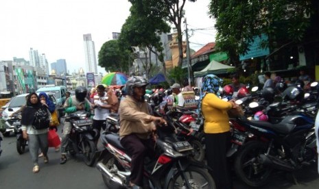 Sejumlah sepeda motor dan mobil berjejer di bahu jalan, tepatnya di Jalan KH Mas Mansur, Tanah Abang, Jakarta Pusat.