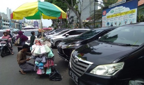 Sejumlah sepeda motor dan mobil berjejer di bahu jalan, tepatnya di Jalan KH Mas Mansur, Tanah Abang, Jakarta Pusat.